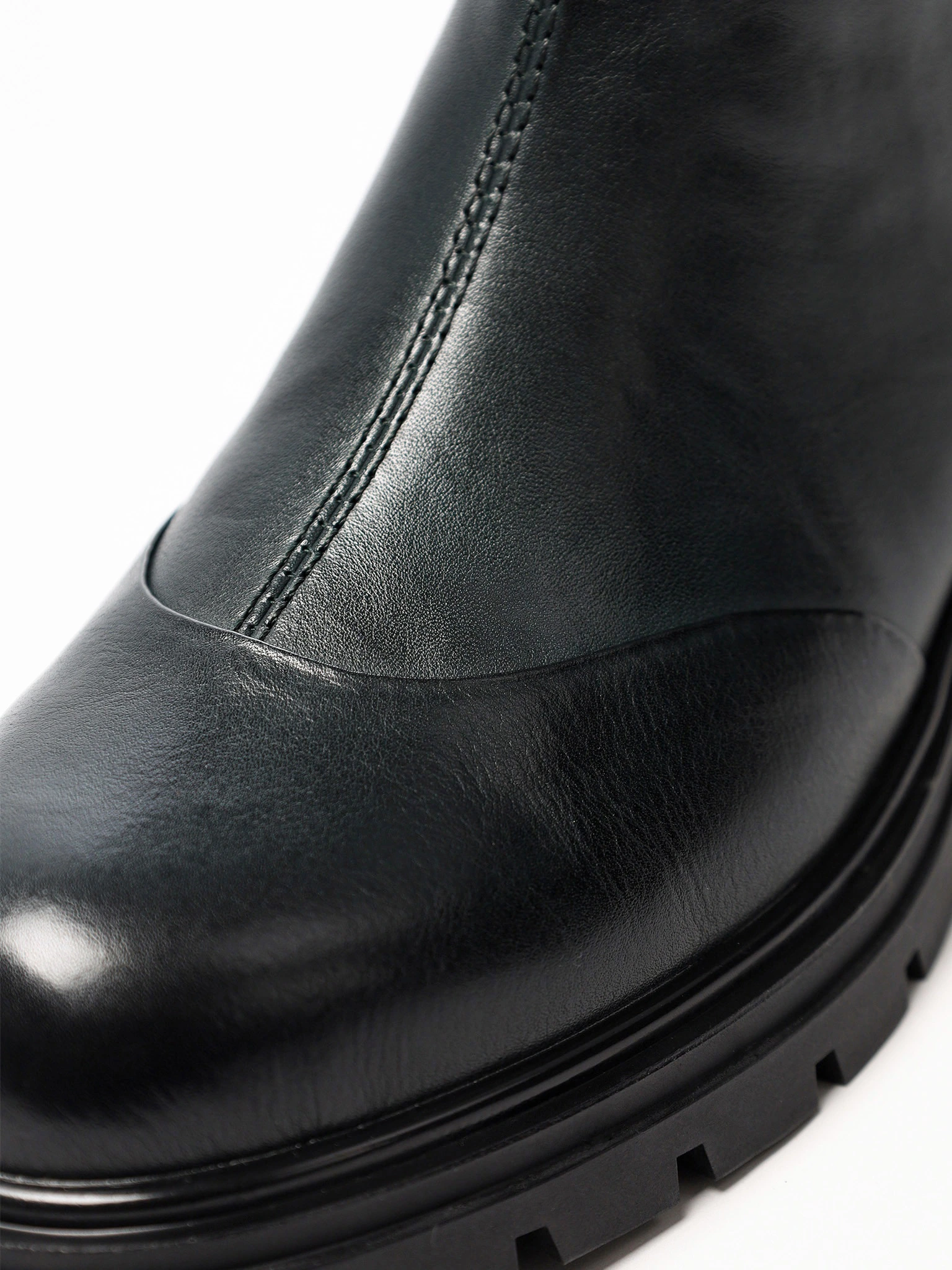 Ботинки темно-зеленого цвета на рельефной подошве